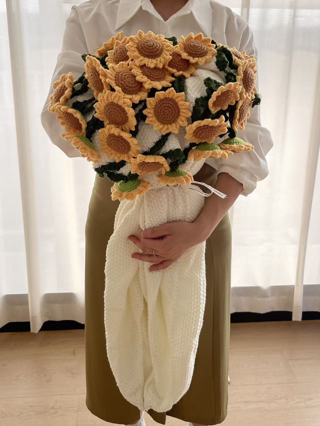 Sunflower Bouquet Blanket - Rustic Floral Throw, Hand-Knitted Puff Flower Blanket, Rose Bouquet Cozy Throw, Unique 3D Floral Design for Family, Friends & Partners.