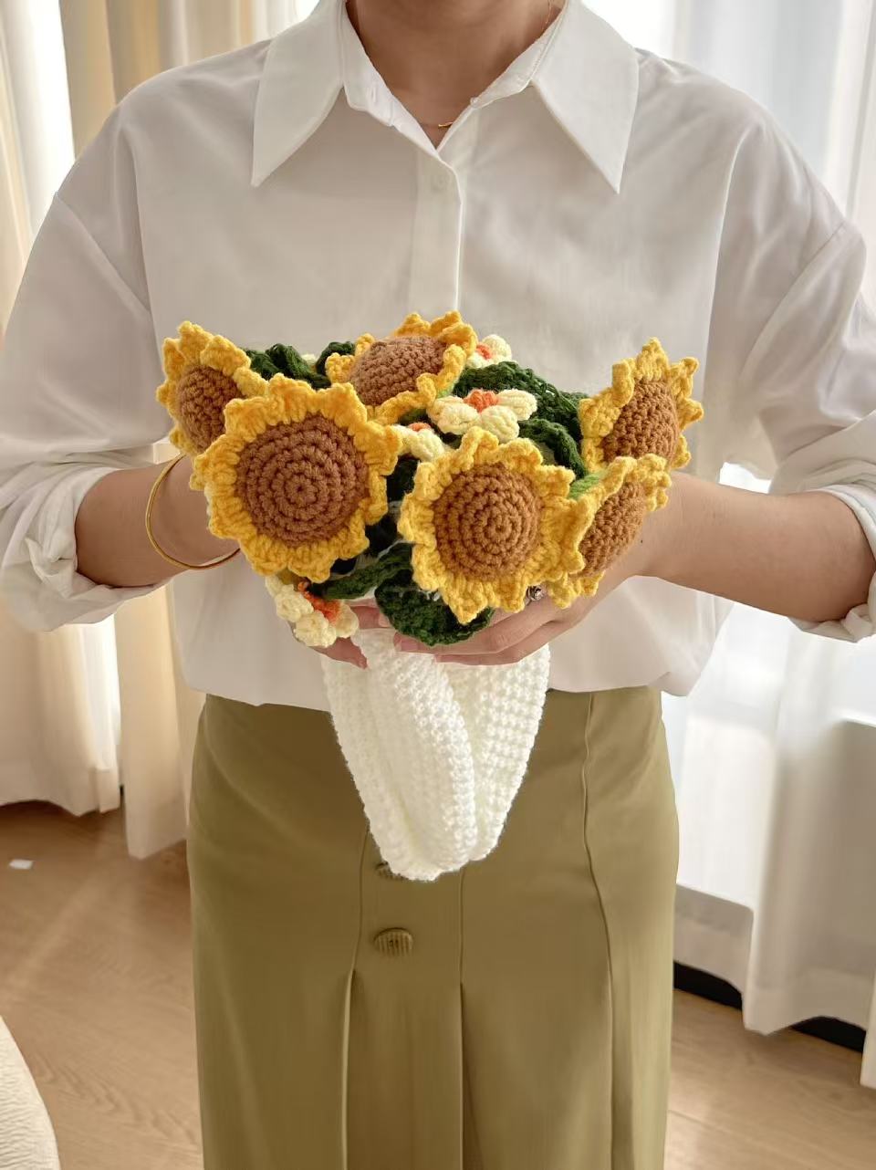 Sunflower Bouquet Blanket - Rustic Floral Throw, Hand-Knitted Puff Flower Blanket, Rose Bouquet Cozy Throw, Unique 3D Floral Design for Family, Friends & Partners.