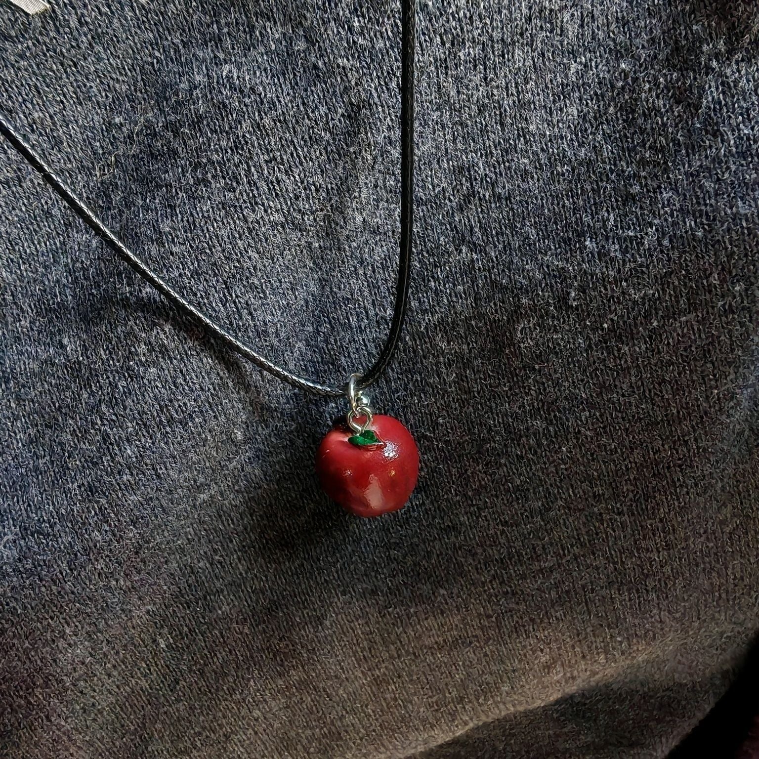 Lifelike Apple Pendant Necklace: Unique Gift for Her, Cute Present for Valentine‘s Day, Birthday or Christmas